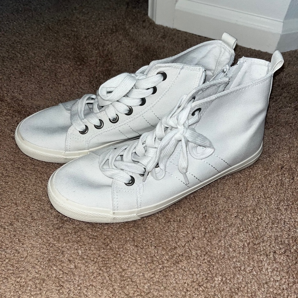 Maurices white zip up shoes